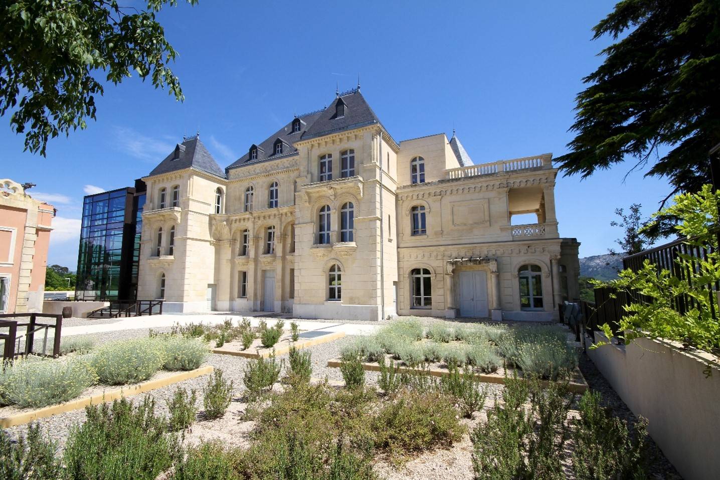 Parvis du Château de la Buzine